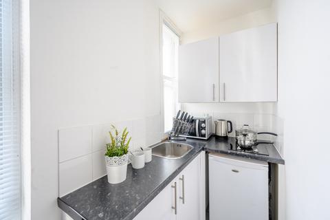 Studio to rent, 39 Hill Street, W1J