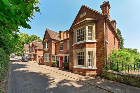 6 bedroom detached house to rent, High Street, Taplow, Maidenhead, SL6 0EX