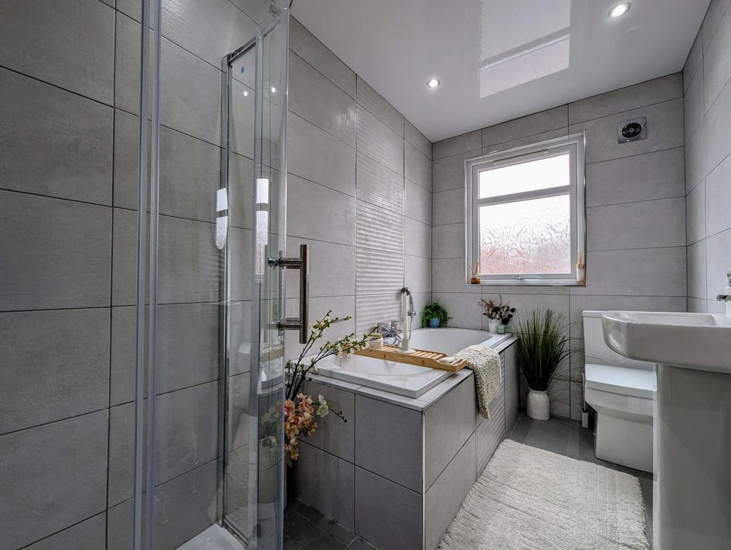 Bathroom first floor