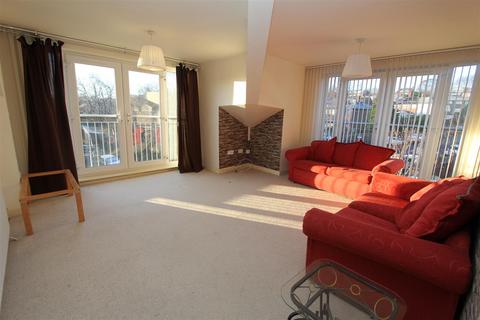 2 bedroom flat to rent, Woodside Court, Horsforth