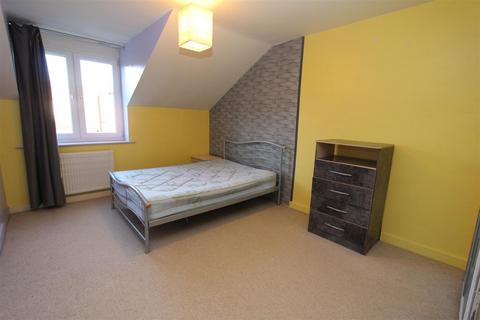 2 bedroom flat to rent, Woodside Court, Horsforth