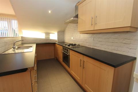 2 bedroom flat to rent, Woodside Court, Horsforth