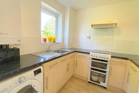 Studio to rent, Aylsham Drive, Ickenham