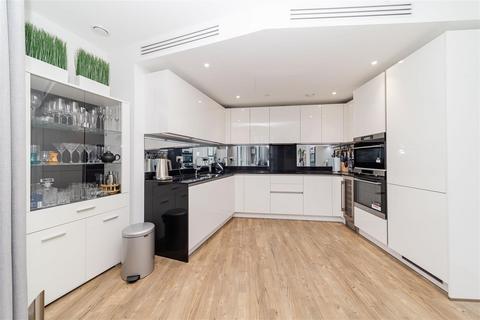 2 bedroom flat to rent, Gladwin Tower, Wandsworth Road, London, SW8