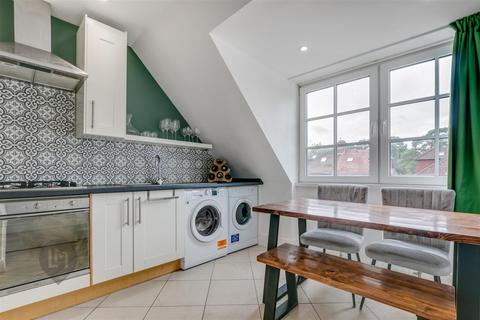 1 bedroom flat for sale, Sutherland Grove, London