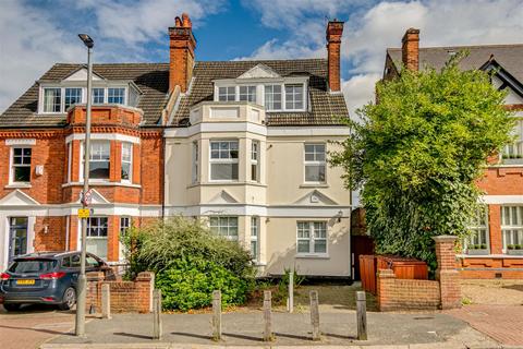 12e Sutherland Grove, London, SW18 5PU
