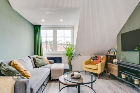 12e Sutherland Grove, London, SW18 5PU