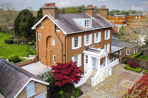 7 bedroom detached house to rent, Hampton Court Road, East Molesey KT8