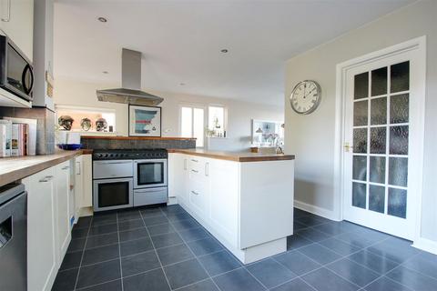 4 bedroom semi-detached house to rent, Icknield Way, Tring