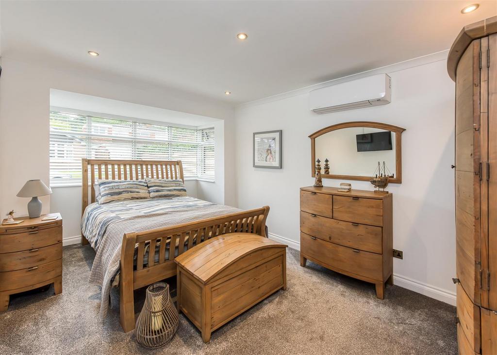 7 Finchdene Grove-Bedroom 2.jpg