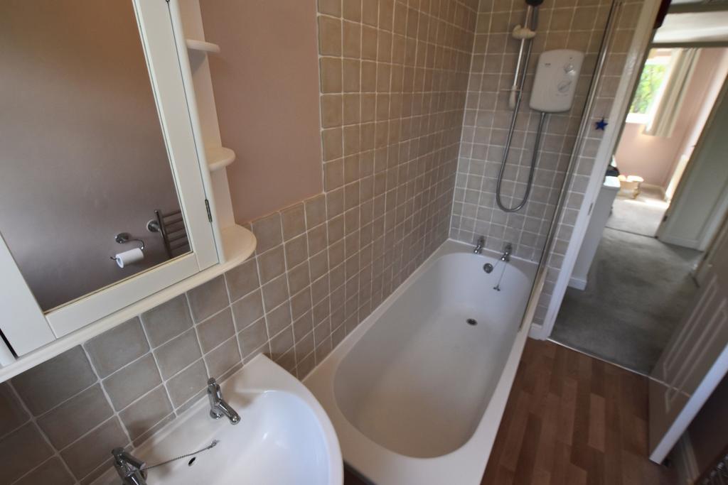 39 Carroll Close bathroom