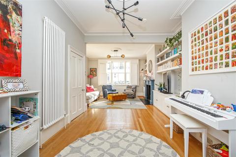 44 Oak Village, London, NW5 4QL