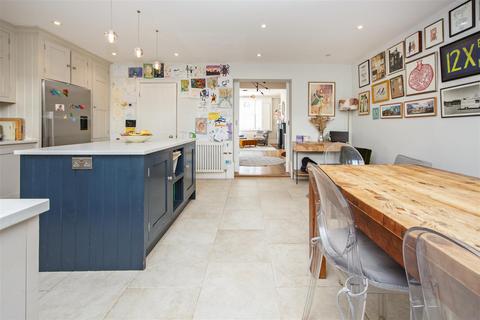 44 Oak Village, London, NW5 4QL