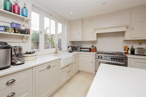 44 Oak Village, London, NW5 4QL