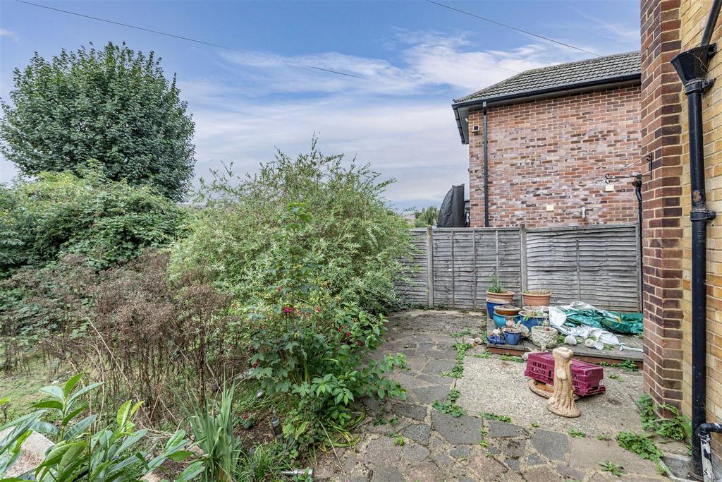 Manor Crescent, West Byfleet KT14 3 bed semidetached house for sale