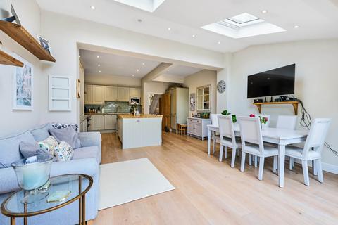 35 Mount Road, London, SW19 8ES