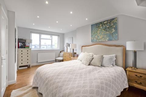 35 Mount Road, London, SW19 8ES