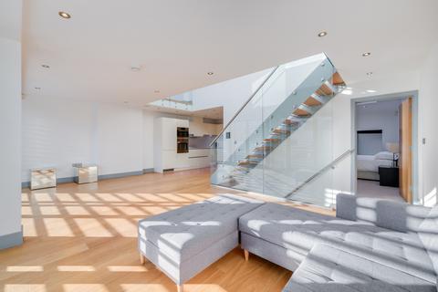8 Waterfront Mews, London, N1 7FE