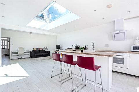 2 Bridle Close, Epsom, KT19 0JW