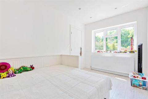 2 Bridle Close, Epsom, KT19 0JW