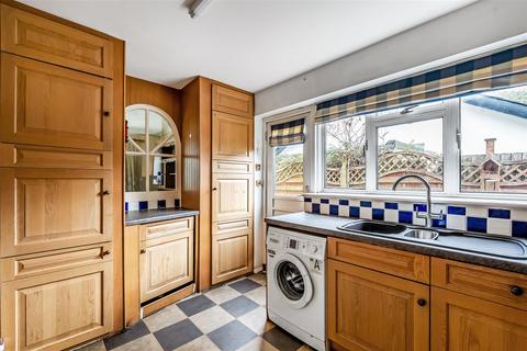 Stonecroft Clinton Road, Leatherhead, KT22 8NX