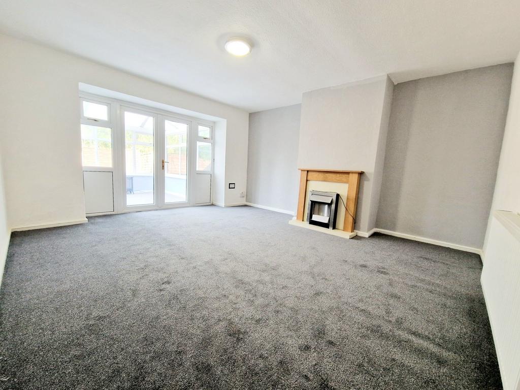 Windermere Road, Middleton, M24 3 bed semidetached house to rent £