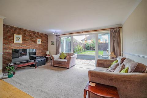 17 Haddon Close, Hemel Hempstead, HP3 8NE