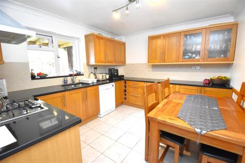 3 bedroom semi-detached house for sale, Nightingale Close, Southend-On-Sea