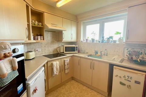 2 bedroom retirement property for sale, Clarence Road, Craig y Don, Llandudno