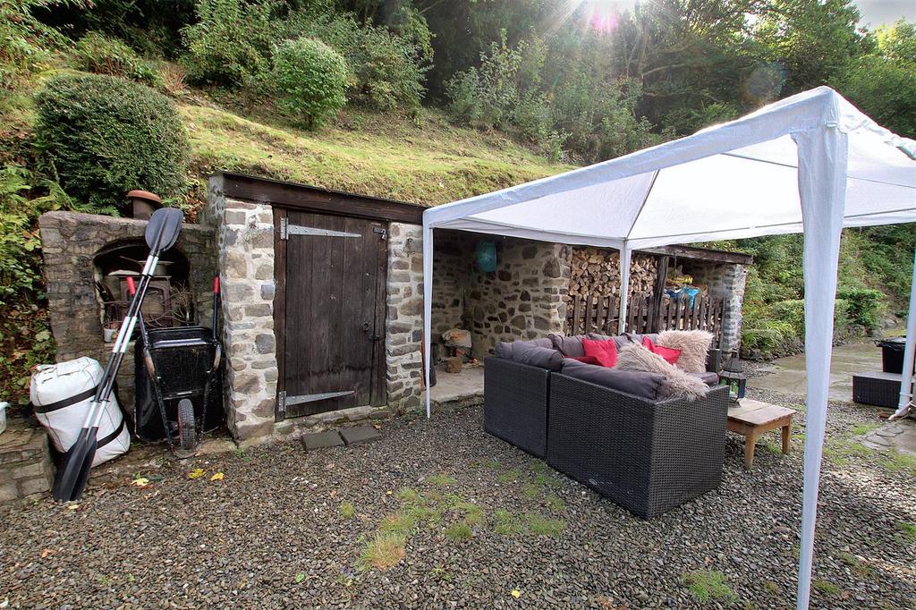 Side garden and wood store