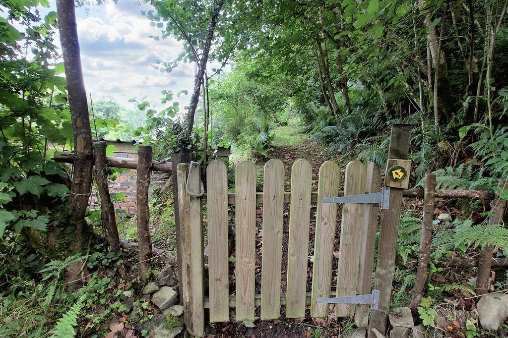 Footpath gate and access to top garden