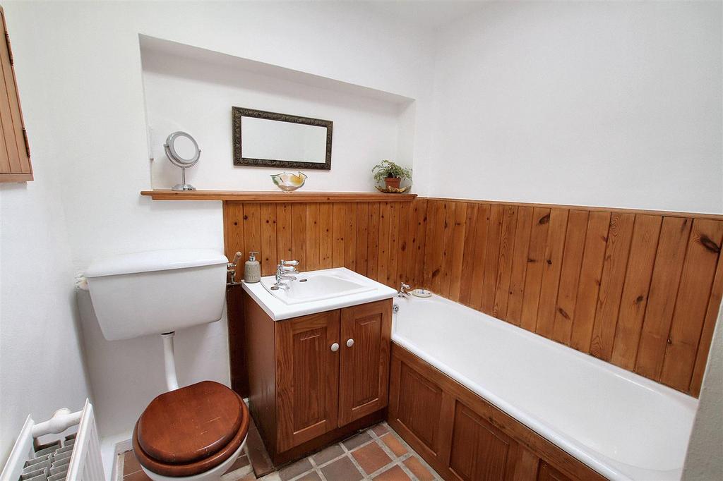 Main Bathroom 4