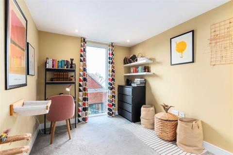 2 bedroom flat for sale, Gaumont Place, London