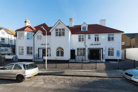 2 bedroom property to rent, Beach Road, Westgate-On-Sea, CT8