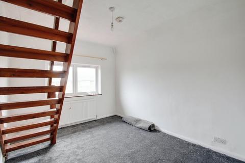 2 bedroom maisonette to rent, South Road, West Drayton UB7