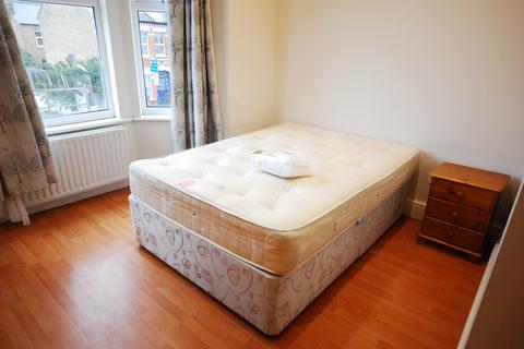 3 bedroom ground floor flat to rent, Tooting Bec Road, London SW17