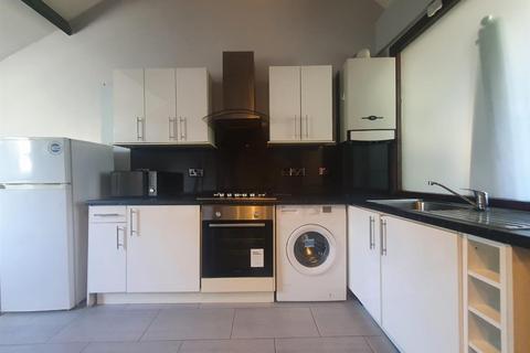 Studio to rent, 1a Evering Road, London