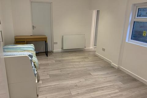 Studio to rent, Oulton Way, Watford WD19