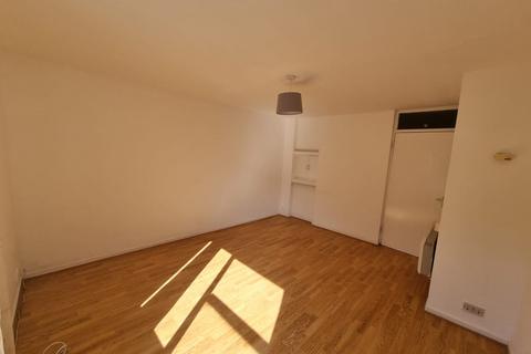 2 bedroom flat to rent, London NW10