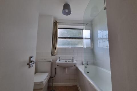 2 bedroom flat to rent, London NW10