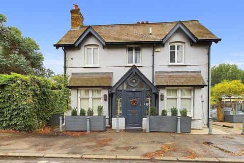 3 bedroom cottage to rent, Hampton Court Road, Hampton Court