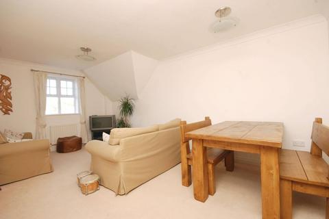 2 bedroom flat to rent, Claremont Avenue, Woking, GU22