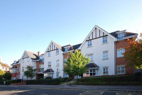 2 bedroom flat to rent, Claremont Avenue, Woking, GU22