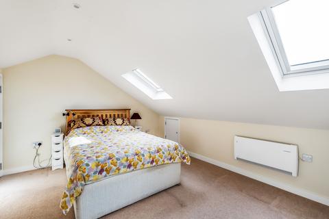 31 Tudor Walk, Leatherhead, KT22 7HX