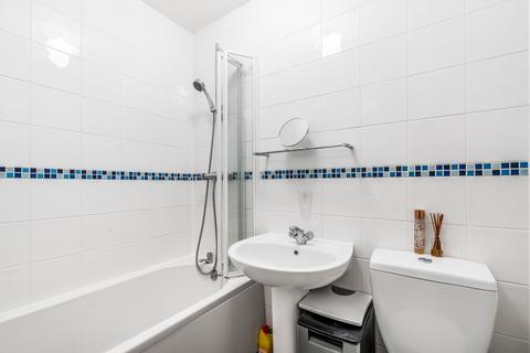 31 Tudor Walk, Leatherhead, KT22 7HX