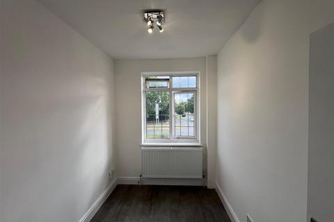 2 bedroom flat to rent, Kingston Road, Epsom KT19