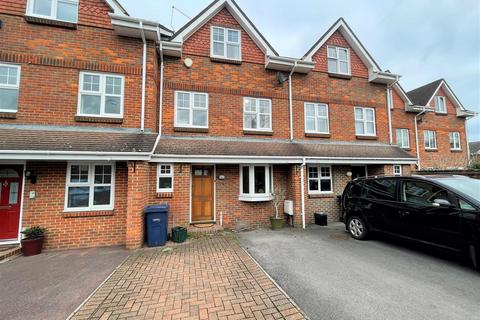 5 bedroom terraced house to rent, Crosby Way, Farnham GU9