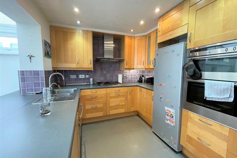 5 bedroom terraced house to rent, Crosby Way, Farnham GU9