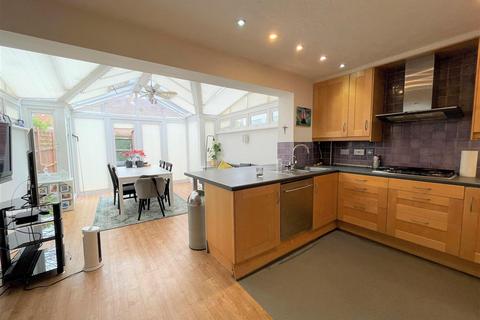 5 bedroom terraced house to rent, Crosby Way, Farnham GU9