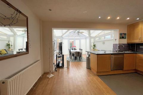 5 bedroom terraced house to rent, Crosby Way, Farnham GU9